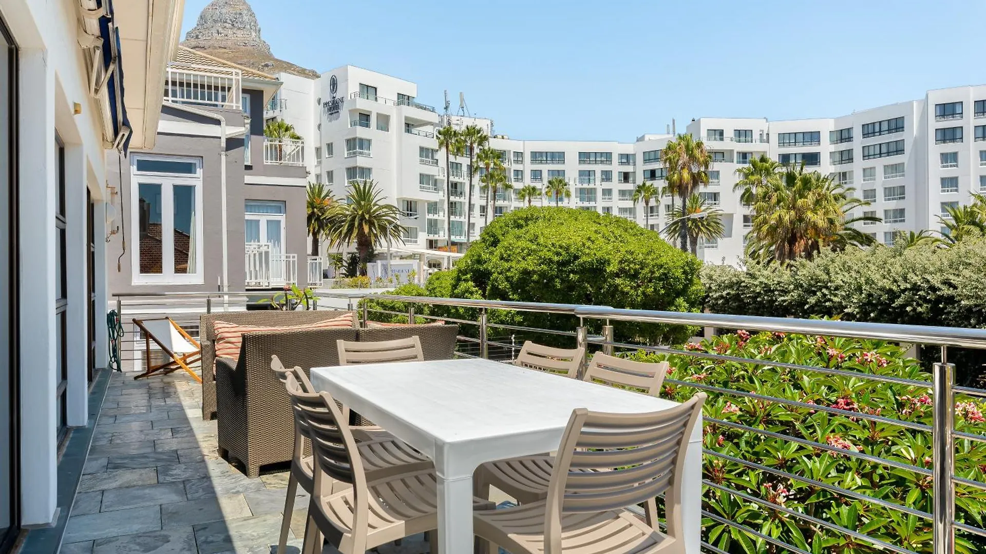 Sea Point Bliss - Access To Beach & Saunders Pool Cape Town