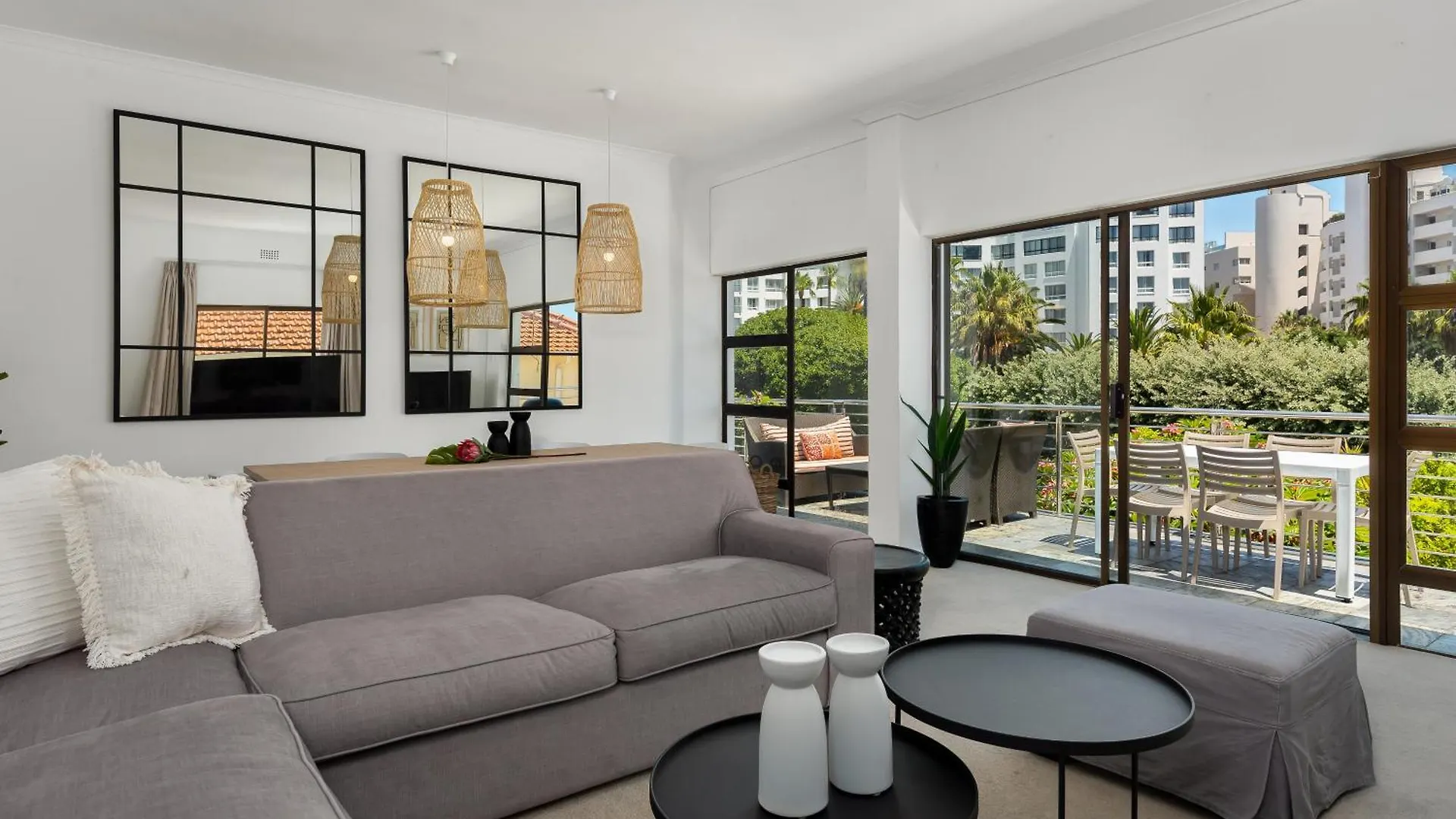 Sea Point Bliss - Access To Beach & Saunders Pool Cape Town