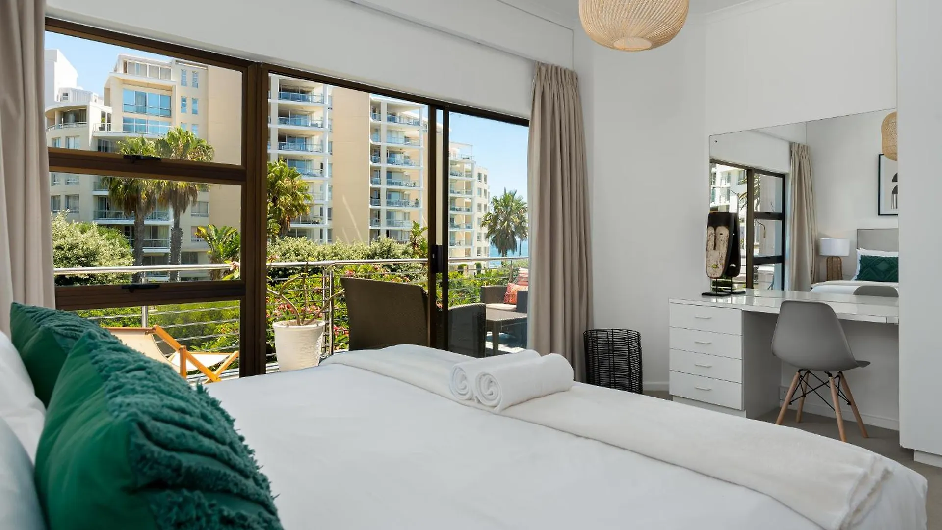 Sea Point Bliss - Access To Beach & Saunders Pool Cape Town South Africa